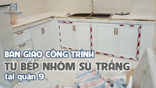 Bàn giao tủ bếp nhôm kính vân gỗ màu trắng sứ Quận 9