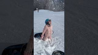 Саша учится кататься на сноуборде 😅🏂