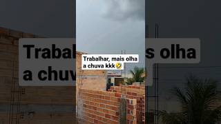 Como assentar tijolos com chuva?🤣🤣 #shorts #viral #construção #chuva