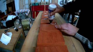 Colando blocos de madeira Padauk para uma caixa Stave