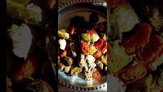 دولمه برگ درخت مو با گوجه فرنگی و مرغ.دولمه خوشمزه با برگ درختان فرز شده. #food #asmr #like #love