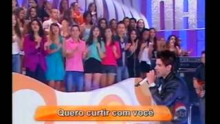 Gusttavo Lima canta sucesso 'Balada' e agita plateia no programa da eliana