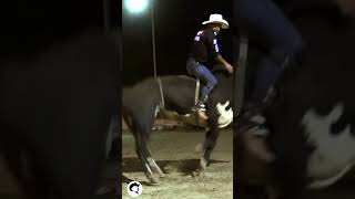 MOROCO SE LLEVA UN TREMENDO PORRAZO #bullriding  #jinetes #rancho