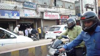 típico caos urbano en Benares