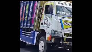 Truck Oleng Parah Sampe Gasruk Angkat ban.Bawa Muatan Kayu Gayoran