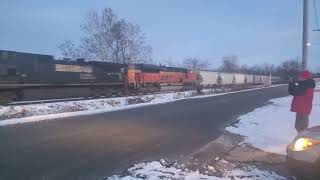 12/18/2022 NS  9514, BNSF 8426, @TrainswithAndy