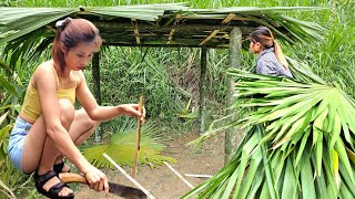 "With No Place to Stay, the Girl Had to Build a Bamboo Hut at the Foot of the Hill."