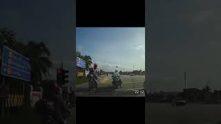 Terpesona abang polis trafik dengar sound sistem enjin ekzos..