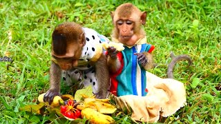 How Eating A Banana Of Lele and cute baby Vy Really Look very delicious