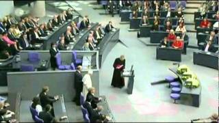 Der Papst findet des Rednerpult im Deutschen Bundestag nicht