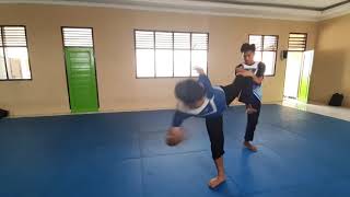 MURID SMK AJAK SPARING GURU OLAHRAGA