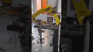 Automatic loading and unloading materials by 6 axis handling robot