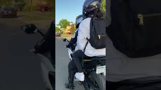 Cosa passa per la testa del biker se la zavorrina