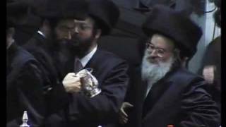 Simchas beis viznitz - Rabbi menachem mendel's entry נישואין ויזניץ