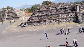 Visitando las pirámides de Teotihuacán.