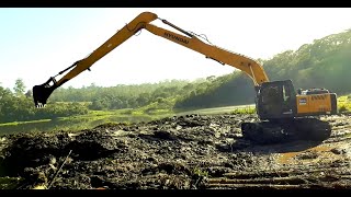 Escavadeira Hyundai long reach limpando represa(Hyundai long reach excavator cleaning dam)