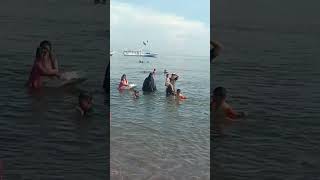 Mandi Bareng Di Laut