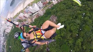 Andreia Santos voando de parapente em São Vicente.