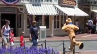 Snapchat Map Disneyland - Pluto Chasing a little boy