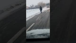 Trafic blocat din cauza zapezii la iesire din Ilișești