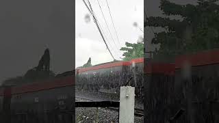 RAINSHOOT!! KERETA MELINTAS DI TENGAH LEBATNYA HUJAN #shorts