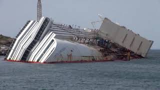 la Costa Concordia vista da vicino