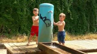 Дети играют с водой, Children playing with water