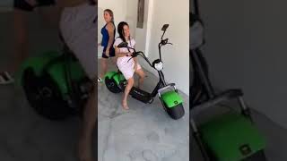 Simone e simaria simaria em orlando tentando andar de moto não consegui e cai ela não sabe andar