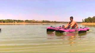 kayak de pesca a pedales hymenopter1 de professionalkayak com demostrando su potencia