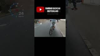 Radfahrer fährt völlig blind und völlig falsch