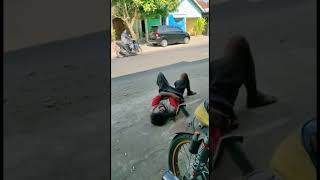 orang gila tidur di pinggir jalan