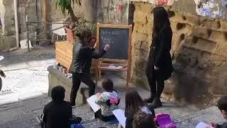 Napoli, lezione all'aperto per i bambini: distanziamento e mascherine per tutti