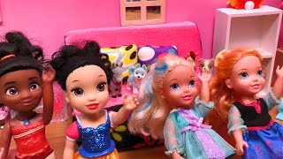 Dance fun with friends ! Elsa and Anna toddlers - singing - Snow White and Moana