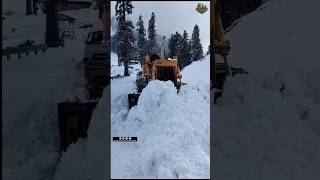 Tourist ke leye road se ho rehi hai snow clear | Gulidanda #snowfall2024 #bhaderwahsnow #tourism