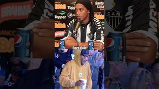 Por isso Ronaldinho é proibido de beber coca cola.