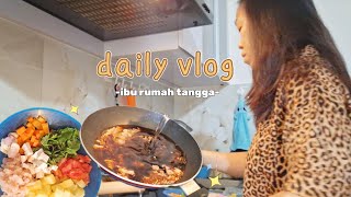 KEGIATAN IBU RUMAH TANGGA DI RUMAH