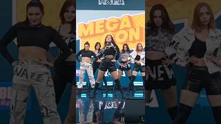 выступление группы с песней  wannabe itzy на . megacon