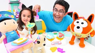 Play Doh mutfak seti ile oyun hamurundan Pepee ve diğer oyuncaklar için ikramları hazırlıyoruz