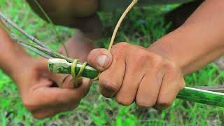 Survival in the rainforest-Using bamboo to shoot ducks in water | cook a duck-Eating delicious