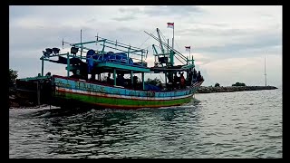 Pantai ini Perahunya Besar-besar untuk Menahan Ombak Besar | Perahu Porsine