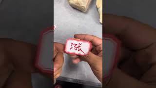 王哥這塊料子，的確不錯，可以有點棉，直接做一個原石掛件#翡翠原石 #翡翠 #天然翡翠 #crystals #jade #gemstone #minerals #jewelry #emerald