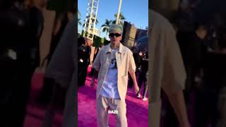 #LitKillah y su flow en la alfombra roja de los #PremioLoNuestro. 😎