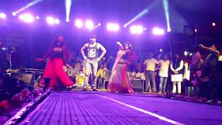 Pawan Singh Monalisa ke sath Dance Karte Huye