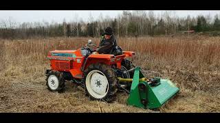 Mini traktor Kubota ZL1-185 pierwsze marcowe koszenie. Ma na celu zniszczenie kolonii kleszczy.