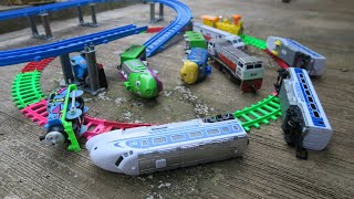 Drama Kereta Api Mainan Keluar Jalur dan Oleng, Menemukan Kereta LRT Super dan Kereta Chuggington