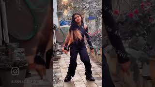 Pretty girla walk like this / Anshi Aneesh