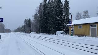 Timber train T 53385 bound for Seinäjoki passing Pihlajavesi station.