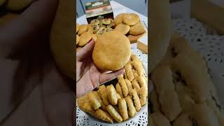 قرص العيد ❤️سادة و بالعجوة 😋منين بالتمر و قراقيش بالسمسم 😋و كماااااان كعب الغزال ملفوف و غرقان سمسم