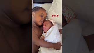 She can’t stop kissing her baby sister ever since she arrived