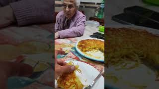 La Frittata di Pasta di Nonna Gina #nonnitiktoker #nonni #cucinareconamore